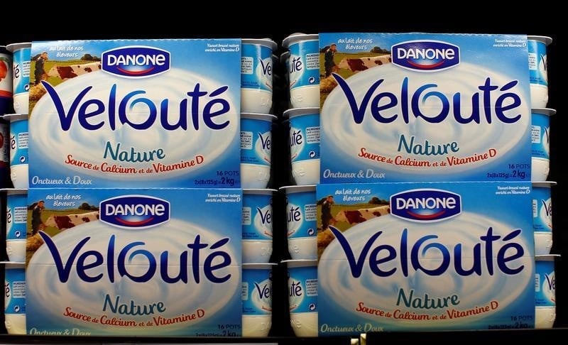 Danone gagne pres de 3% a la mi-seance