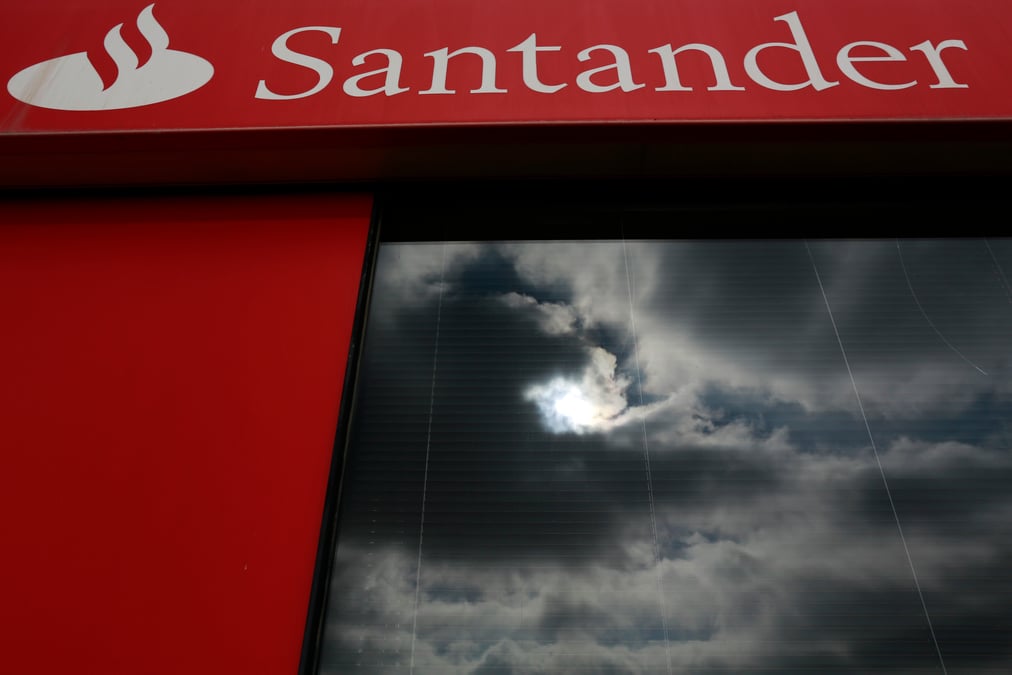 Santander saluee en bourse pour ses resultats et son bilan