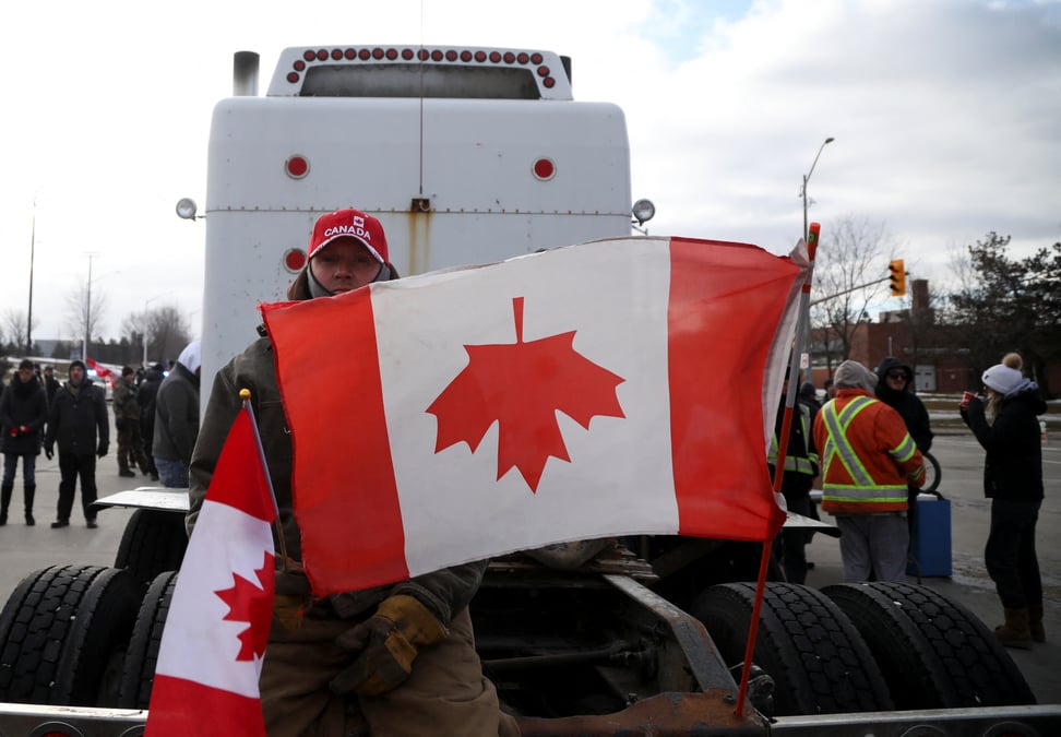 Canada: la police commence a evacuer le pont ambassador vers les etats-unis