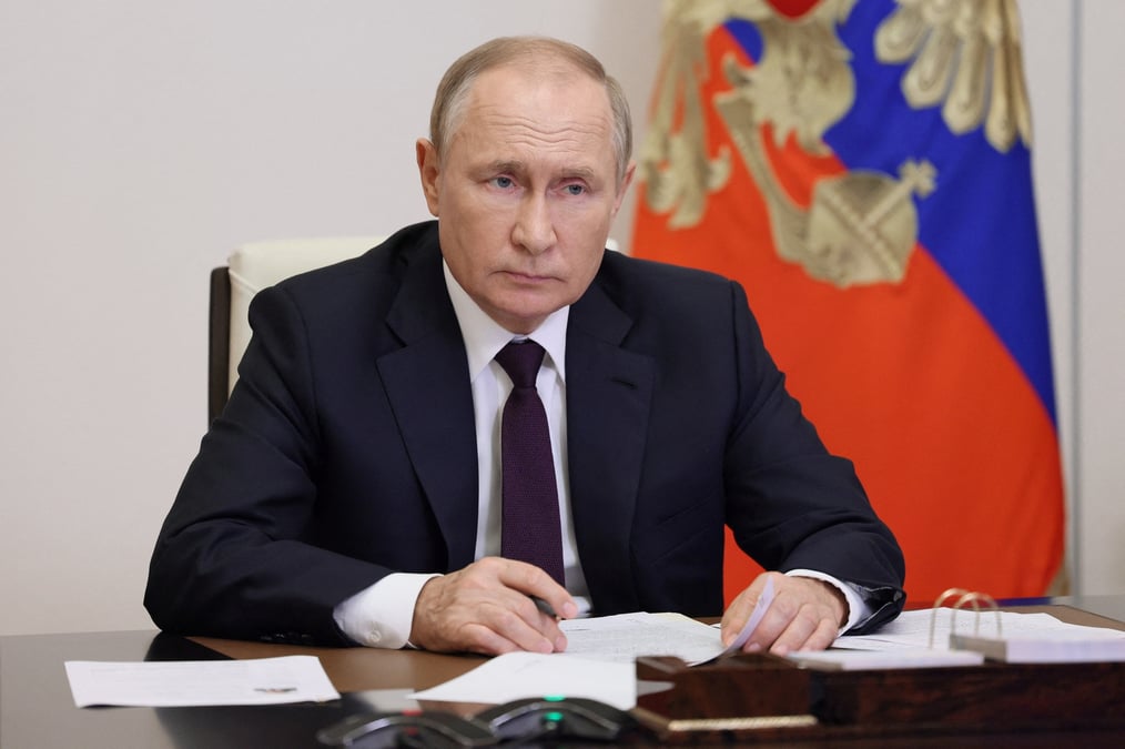 Le president russe vladimir poutine participe a une reunion par liaison video dans sa residence officielle de novo-ogariovo