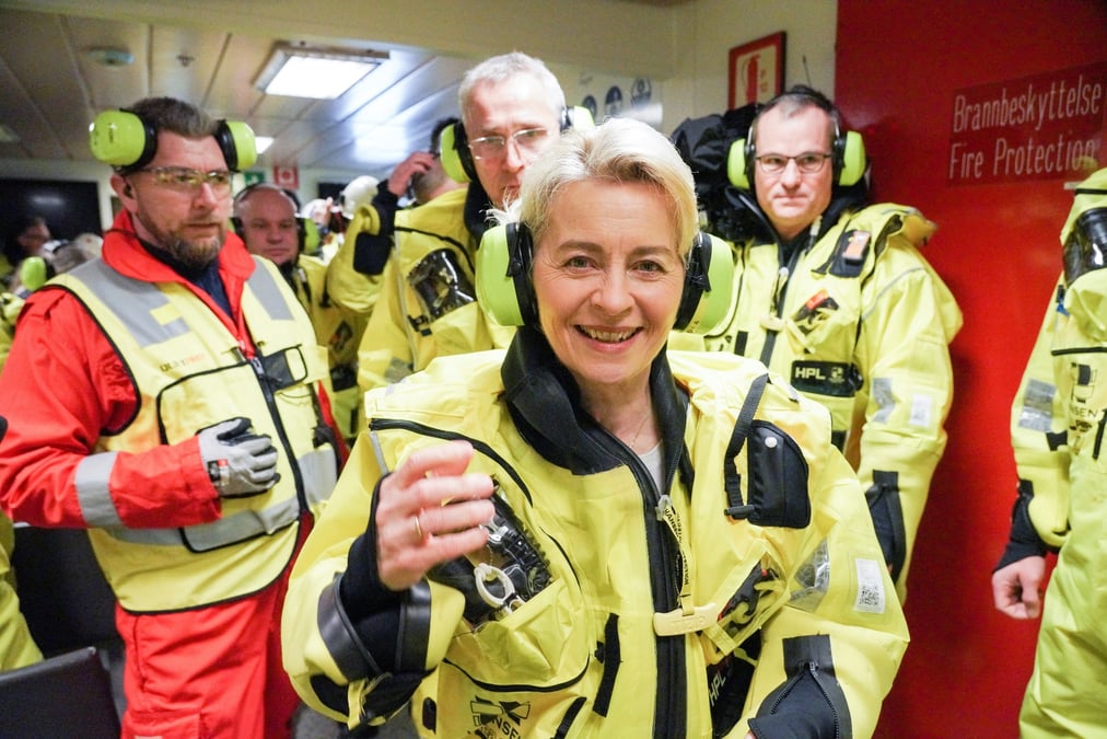 Ursula von der leyen et jens stoltenberg visitent une plateforme petroliere en mer du nord
