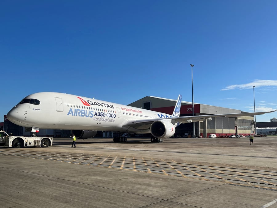 Un avion d'essai airbus a350-1000 arrive a l'aeroport de sydney