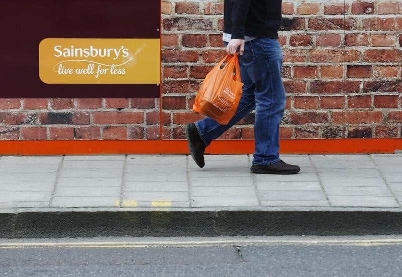 Repli moins marque que prevu des ventes trimestrielles de sainsbury's