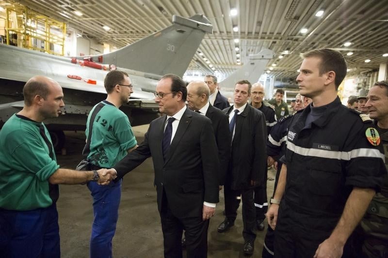 Francois hollande en visite sur le porte-avions charles-de-gaulle