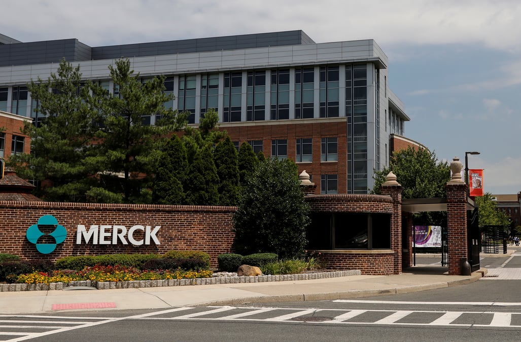 Merck bat le consensus au deuxieme trimestre et releve son objectif annuel