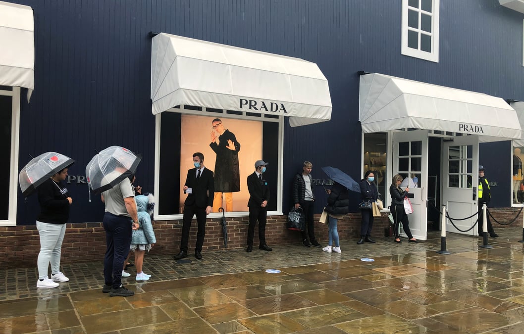 Prada annonce un rebond des ventes en asie malgre une baisse au 1er semestre