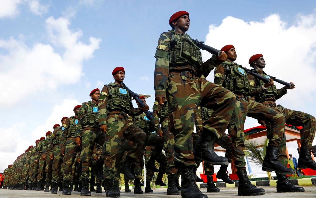 Des officiers militaires somaliens participant a un defile