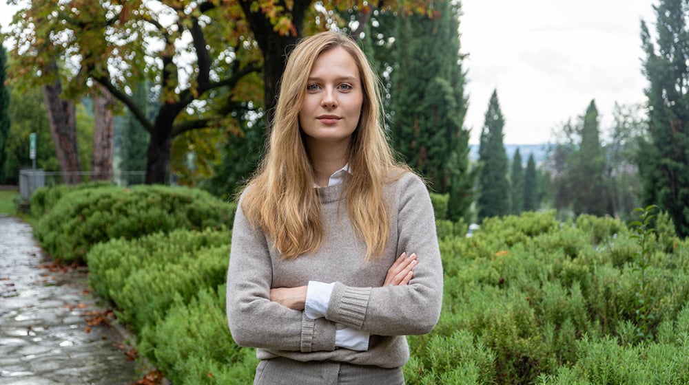 La journaliste Flora Garamvolgyi étudie depuis plus de dix ans les mouvements de désinformation sur les réseaux sociaux.