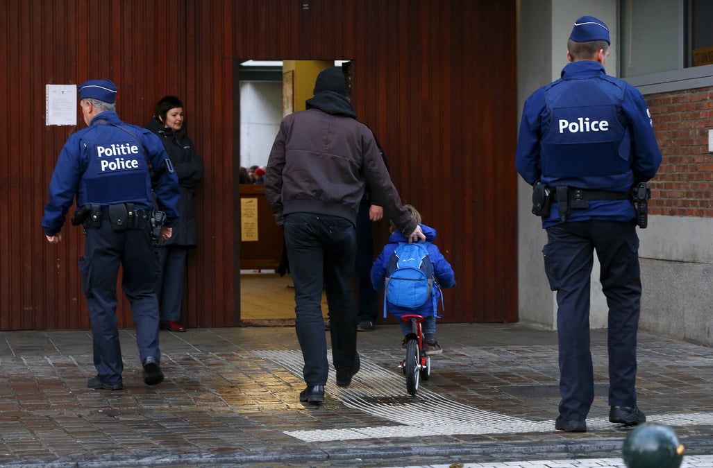 Ecoles et metro rouvrent a bruxelles sous etroite surveillance