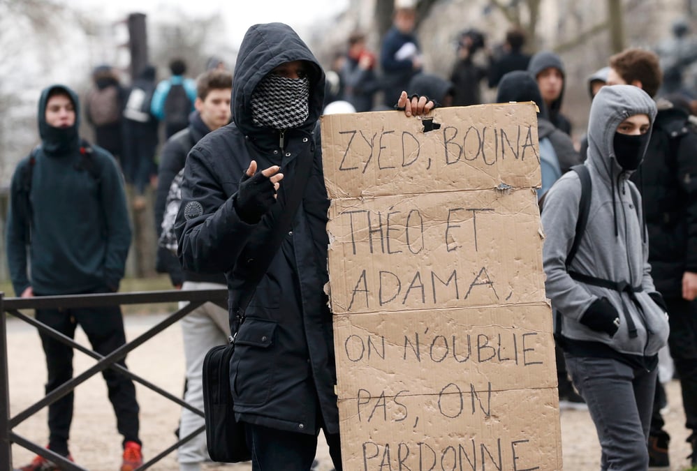 Des jeunes bloquent des lycees parisiens pour soutenir theo