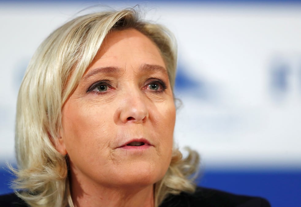 Europeennes: le pen se defend d'avoir fait un signe supremaciste