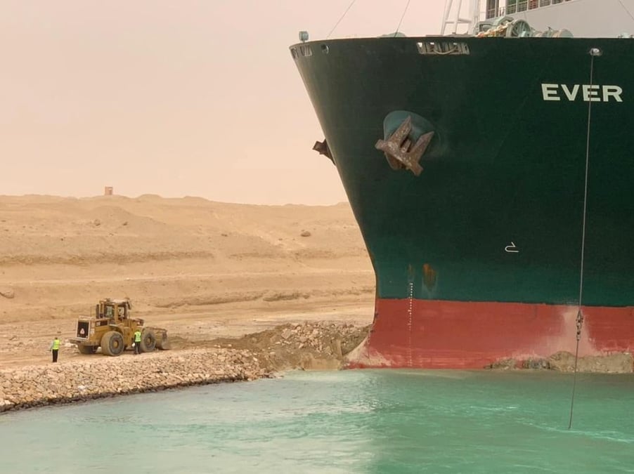 Les operations de remorquage reprennent sur le canal de suez, toujours bloque