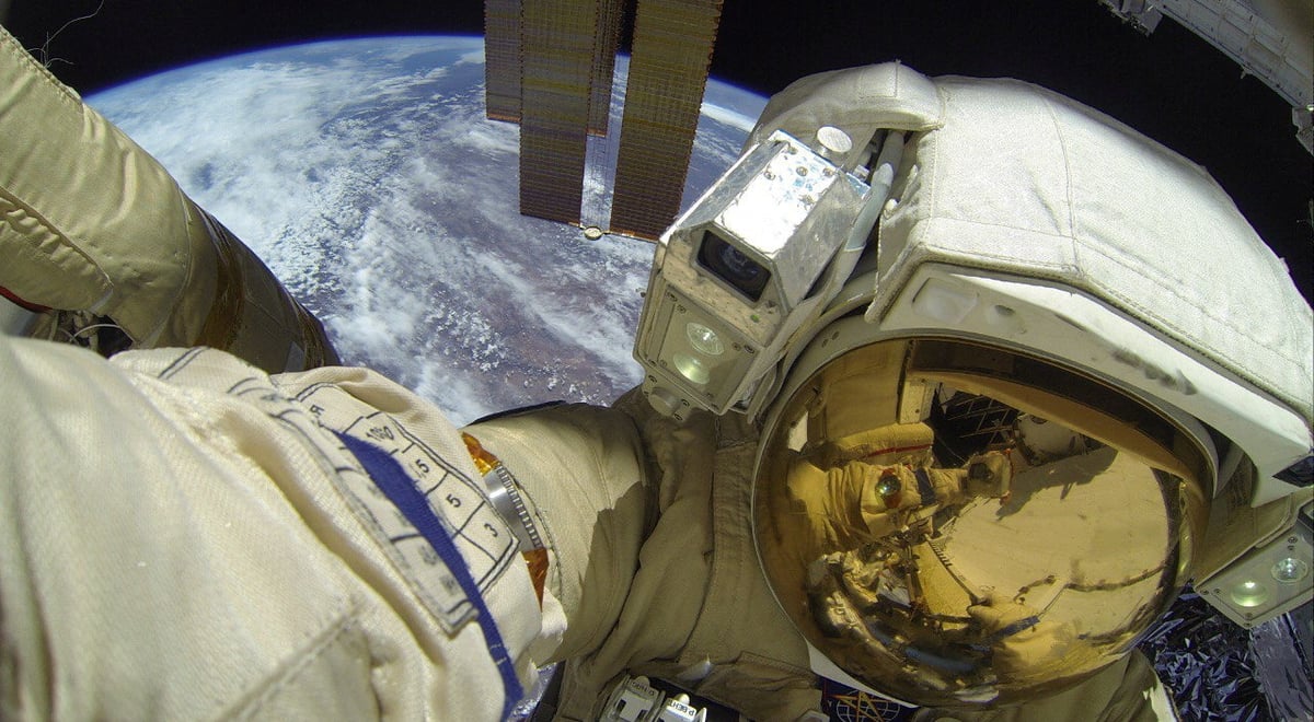 Deux cosmonautes effectuent une sortie dans l'espace a l'exterieur de l'iss
