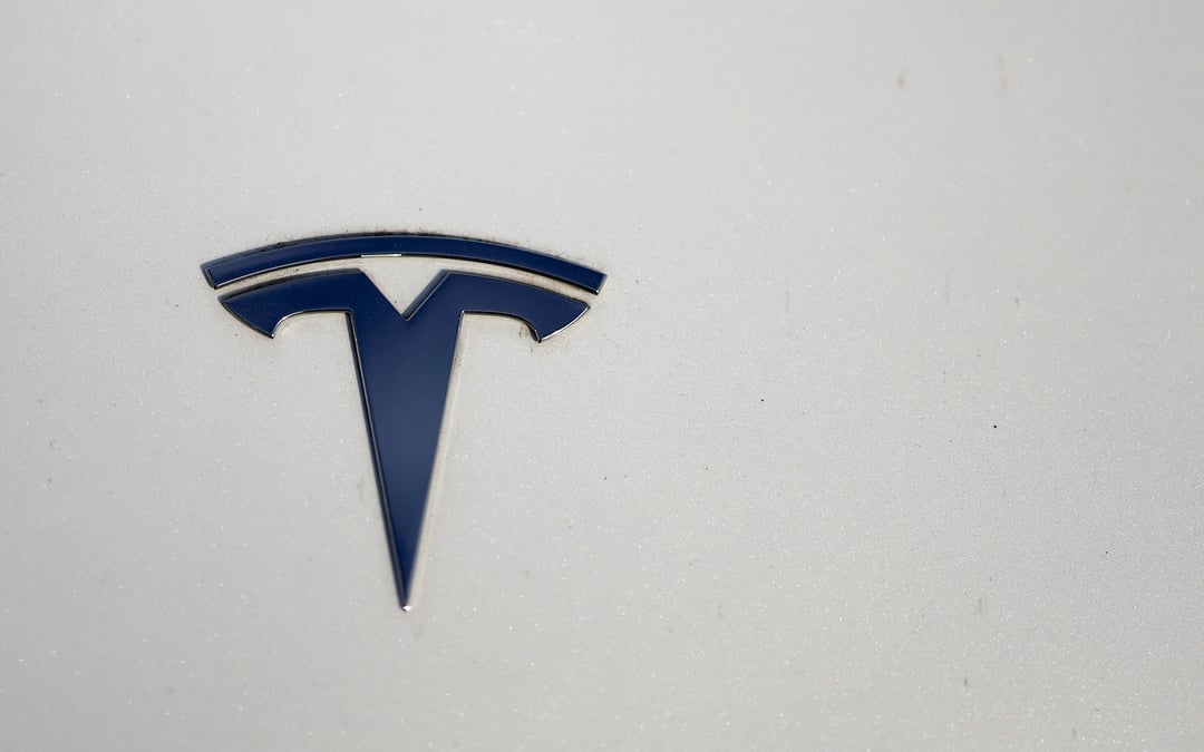 Vue du logo de tesla a gruenheide