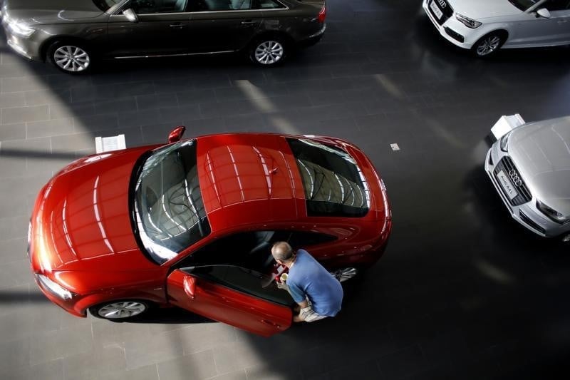 La chine pese sur les ventes d'audi, rattrape par mercedes