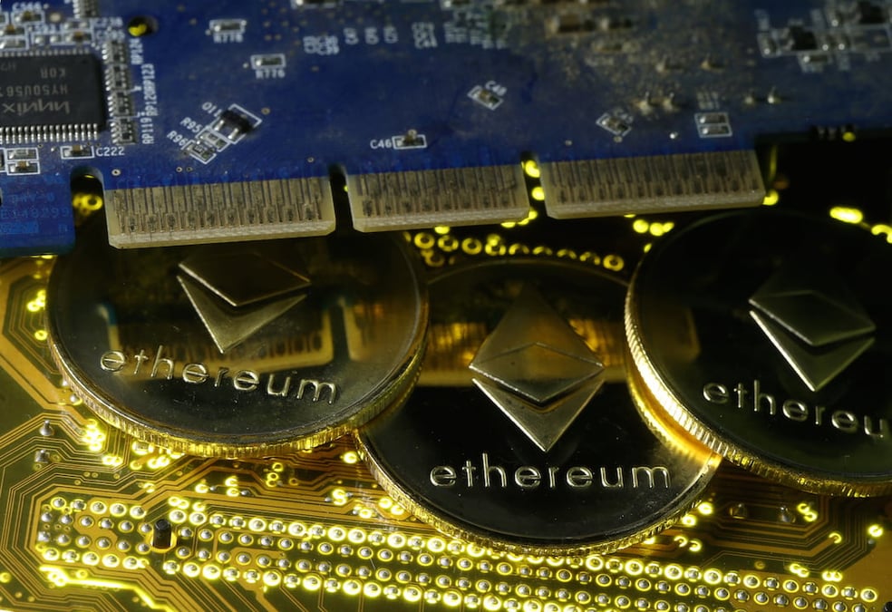 Lancée en 2015, l'ether est à l'heure actuelle la deuxième devise numérique en valeur totale, estimée désormais à plus de 420 milliards de dollars, soit 17% du marché total des cryptos.