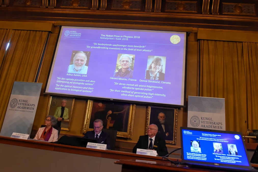 Le nobel 2018 de physique attribue a ashkin, mourou et strickland