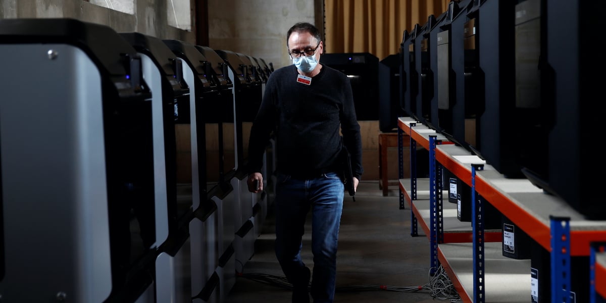 L'imprimante 3D permet de fabriquer n'importe quel objet à la demande et s'avère fort utile en cas de pénurie. A Paris, près de l'hôpital Cochin, soixante imprimantes 3D fabriquent des visières pour les soignants et des valves pour les respirateurs. Le DIY (Do It Yourself) va prendre de plus en plus d'importance.