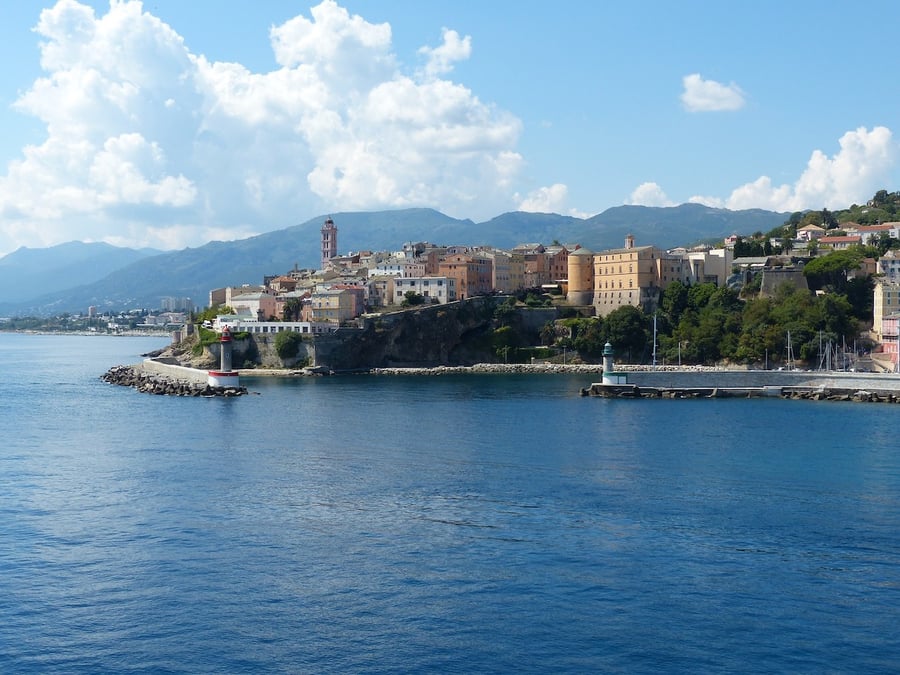 Deuxième commune de Corse avec ses 45.000 habitants et de riches agglomérations alentour, (Furiani, Borgo, Lucciana), Bastia est-elle toujours la capitale économique, face à Ajaccio qui focalise une grande attractivité?