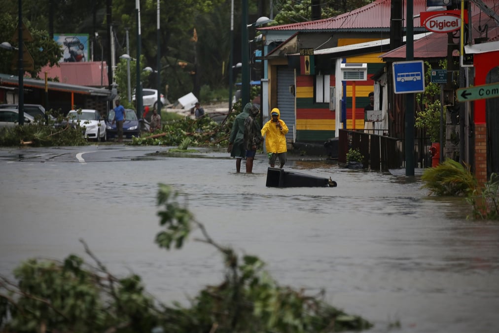 Une rue inondée après le passage de l'ouragan Maria a Pointe-à-Pitre, en 2017.