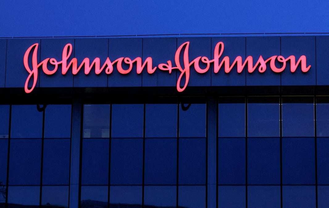Le logo de johnson & johnson a l'exterieur d'un bureau bruxellois de la societe a diegem, belgique