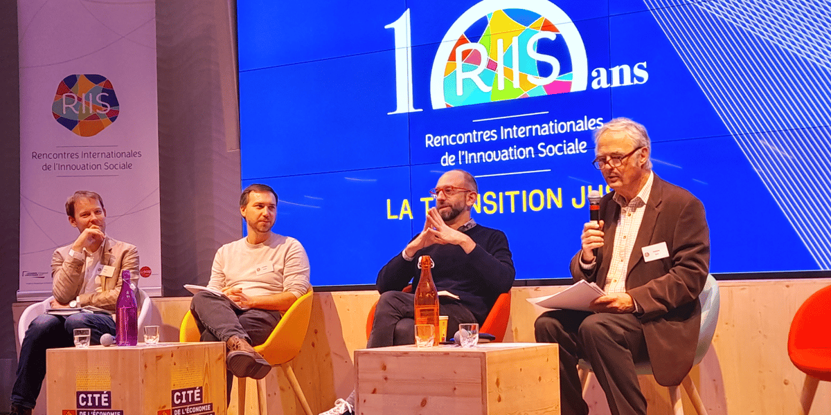 Les Rencontres internationales de l'innovation sociale (RIIS), qui se tenait le 28 novembre 2023 à Montpellier, avaient invité (de gauche à droite) Marek Hudon (professeur d'économie à la Solvay Brussels School of Economics and Management), Andrea Casamenti (chargé de mission Transition juste chez Solidar), Bastien Sibille (président de Mobicoop) et Denis Stokkink (économiste belge et président du think & do tank européen Pour la Solidarité).