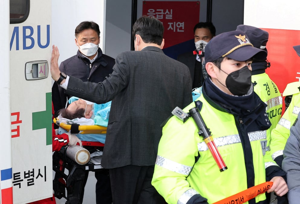 Le chef du parti democrate d'opposition sud-coreen, lee jae-myung, lors de son arrivee a l'hopital