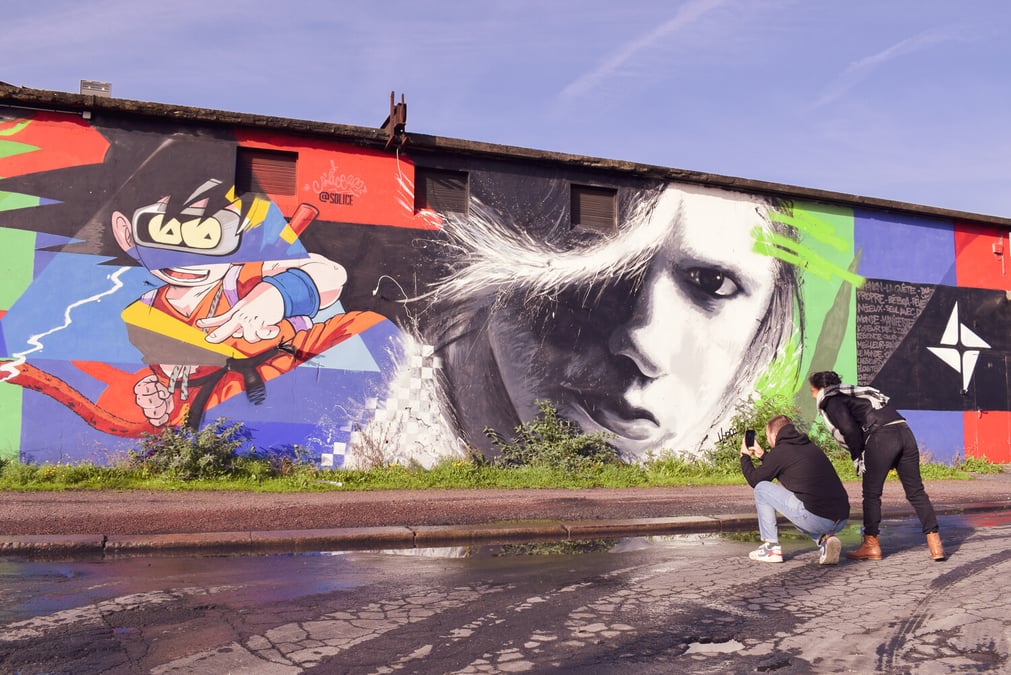 Située sur la presqu'ïle, la fresque représentant Orelsan est devenue un lieu de pélerinage pour les fans.