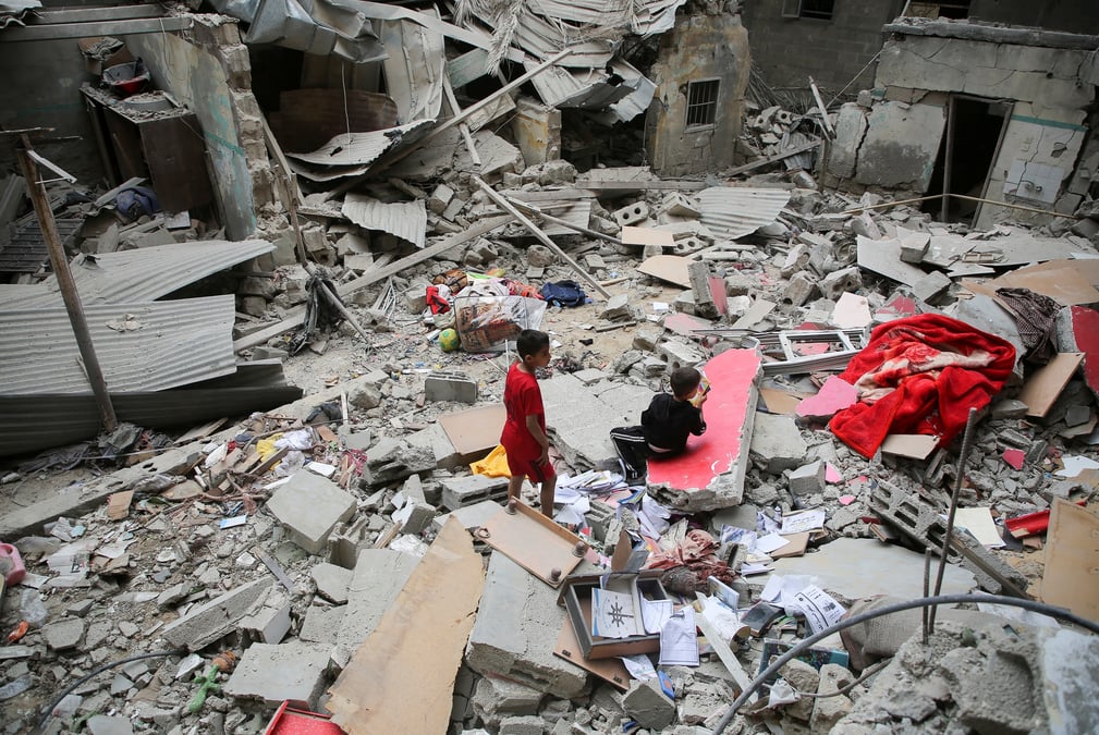 Des enfants palestiniens inspectent le site d'une frappe israelienne sur une maison, a rafah,  ville palestinienne situee dans le sud de la bande de gaza