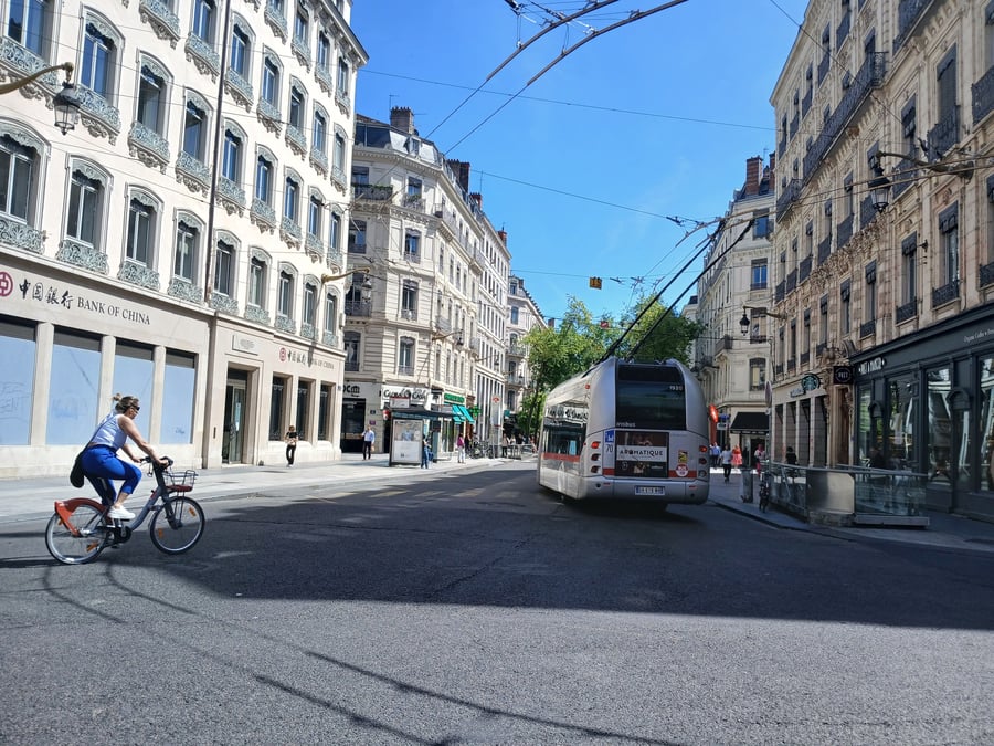 À Lyon, souvent qualifiée de capitale de la gastronomie française, la restauration classique est de plus en plus contrainte par l’augmentation des prix et de nouvelles habitudes de consommation.