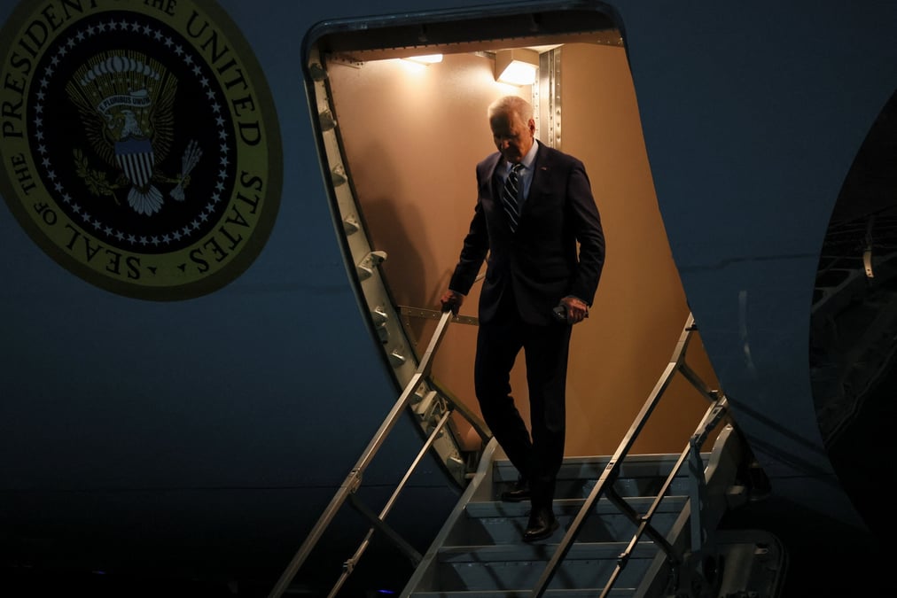 Le president americain biden arrive a la base conjointe d'andrews