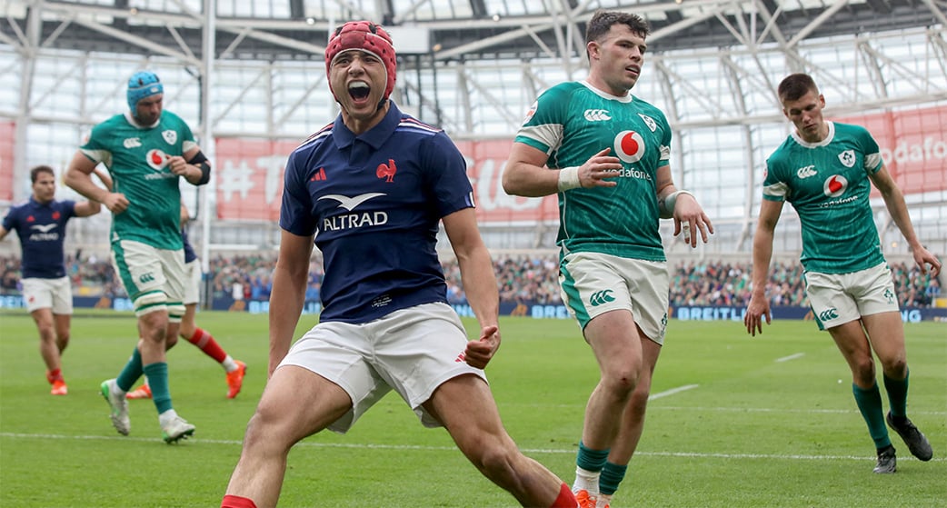 L'ailier français, Louis Bielle-Biarrey, célèbre le premier essai du match international de rugby des Six Nations entre l'Irlande et la France, à l'Aviva Stadium de Dublin, le 8 mars 2025.