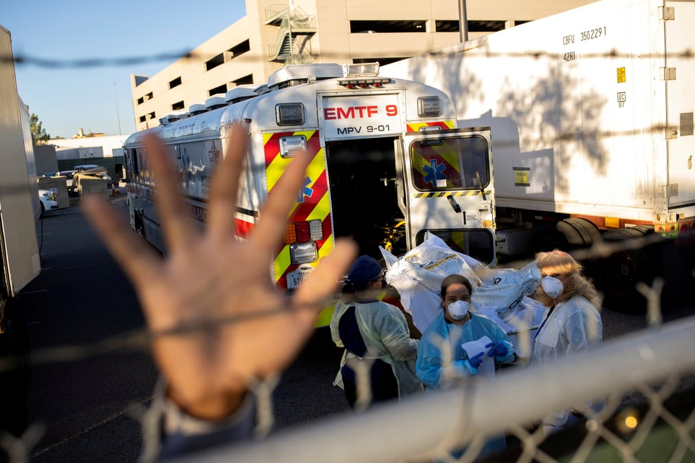 Usa: cloches et bougies pour honorer les victimes du covid-19