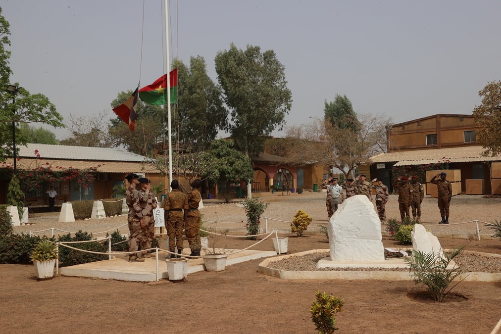 Des soldats assistent a une ceremonie a kamboinsin, au burkina faso