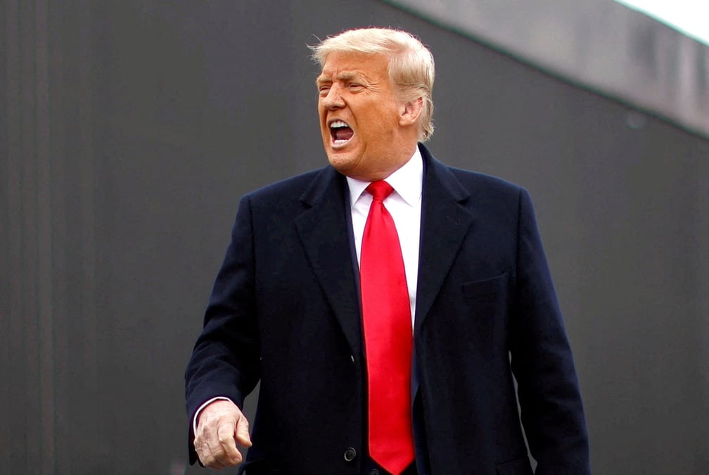 Donald trump lors d'une visite du mur frontalier americano-mexicain