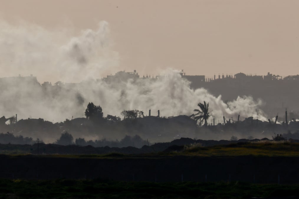 De la fumee s'eleve au-dessus de gaza