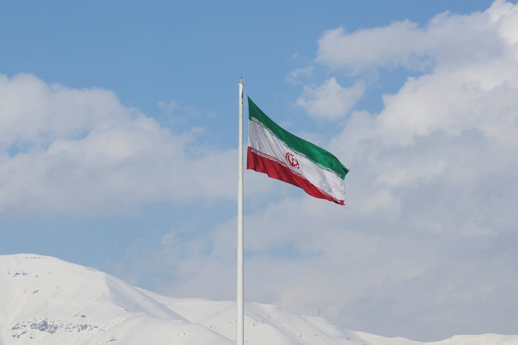 Le drapeau iranien flotte au-dessus d'une rue de teheran