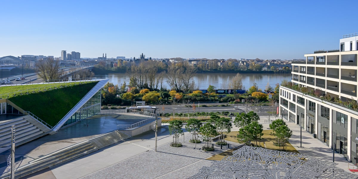 La place Marie de Gournay fait office de lieu d'entrée et d'espace public central du nouveau quartier Deschamps-Belvédère, sur la rive droite de Bordeaux.