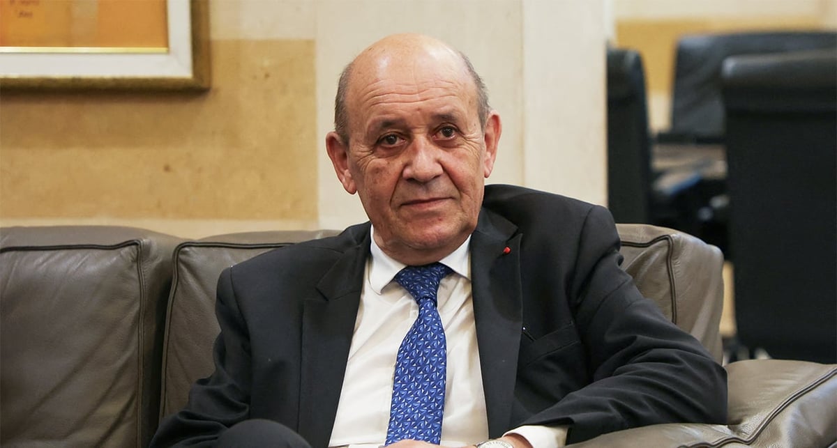 Jean-Yves Le Drian lors d'une rencontre avec le Premier ministre libanais Najib Mikati.