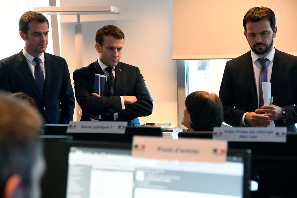 Olivier Véran, le ministre de la Santé, et Emmanuel Macron, au Centre opérationnel de régulation et de réponse aux urgences sanitaires et sociales.