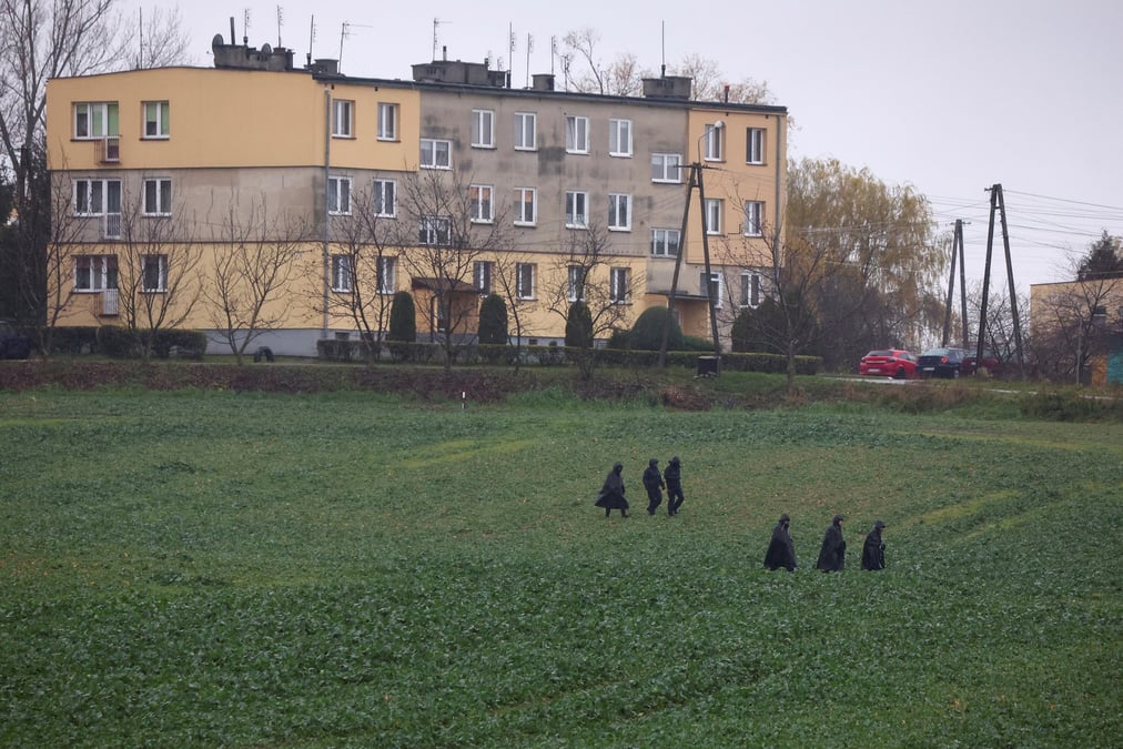 Des policiers marchent pres du site de l'explosion d'un missile a przewodow, un village de l'est de la pologne pres de la frontiere avec l'ukraine