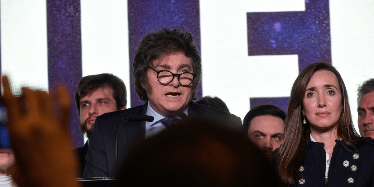 Javier Milei a été taxé tour à tour d'extrême droite, d'ultralibéral sur l'économie (contre le salaire minimum), de conservateur (anti-avortement) ou de libertaire (pour tous types d'unions libres). Lui se dit « pour les libertés par-dessus tout ».