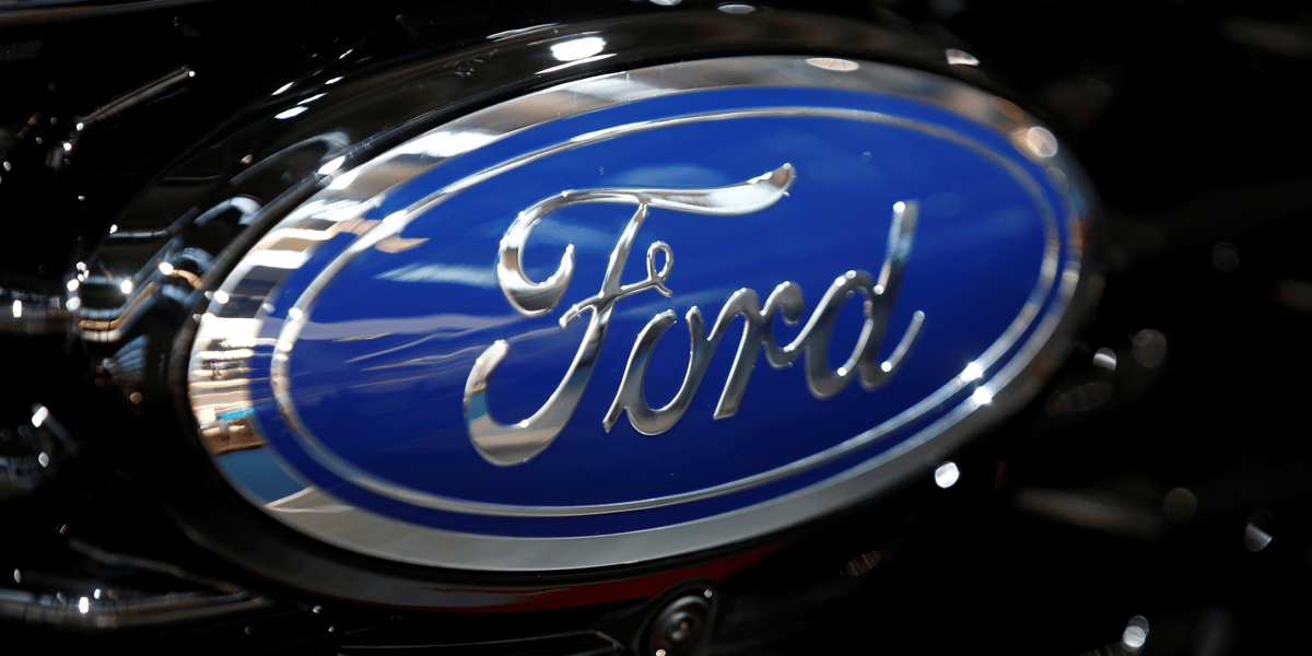 Ce contrat de principe négocié prévoit une augmentation salariale légèrement inférieure aux 40% que le syndicat demandait, mais elle est nettement supérieure à celle de 9% initialement proposée par Ford en août.