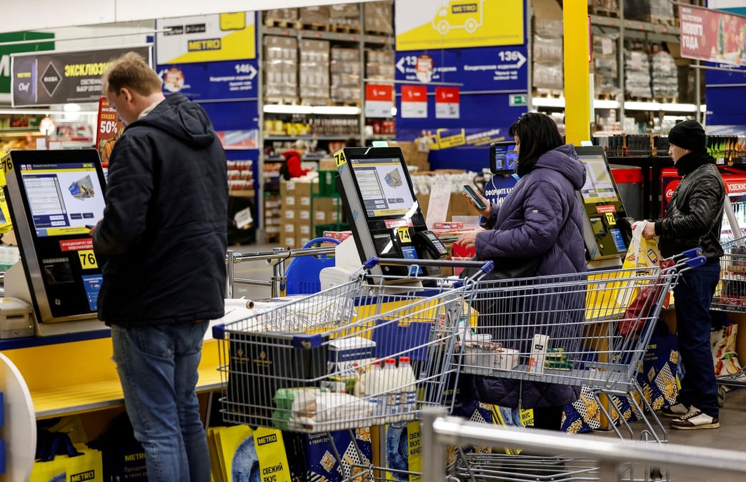 Des personnes font leurs courses dans un hypermarche metro cash and carry a moscou
