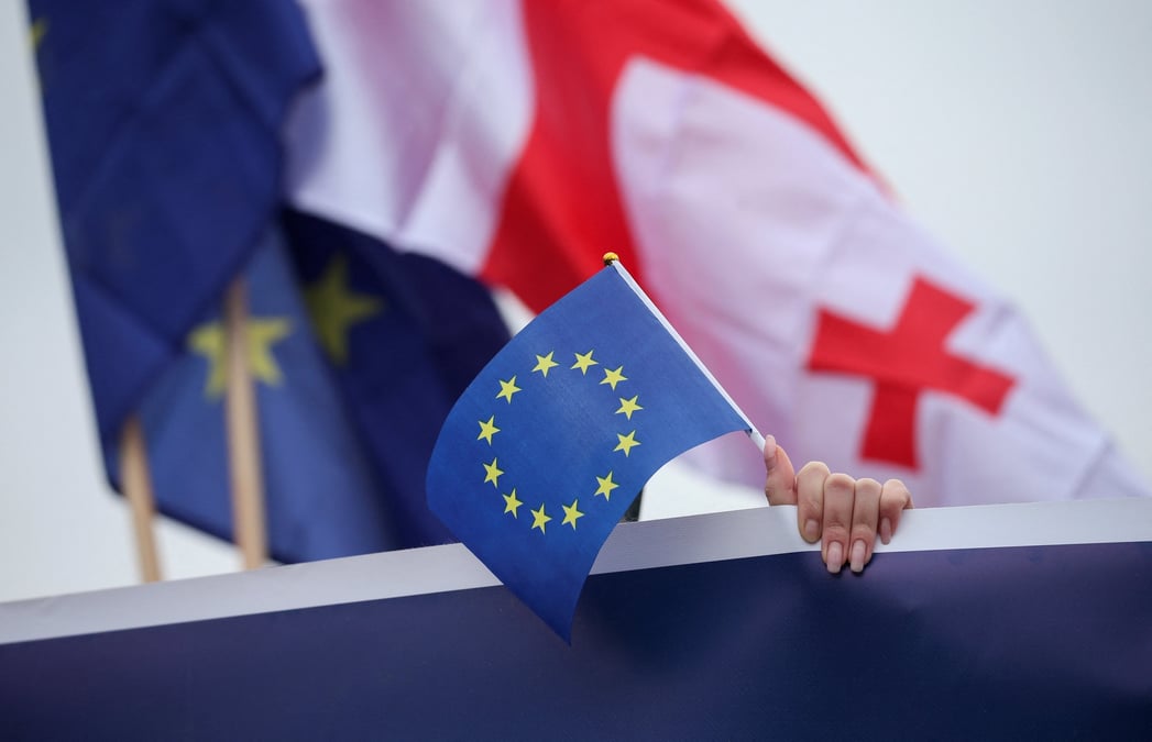 Un participant tient un drapeau de l'ue lors d'une procession en faveur de l'adhesion de la georgie a l'union europeenne a tbilissi