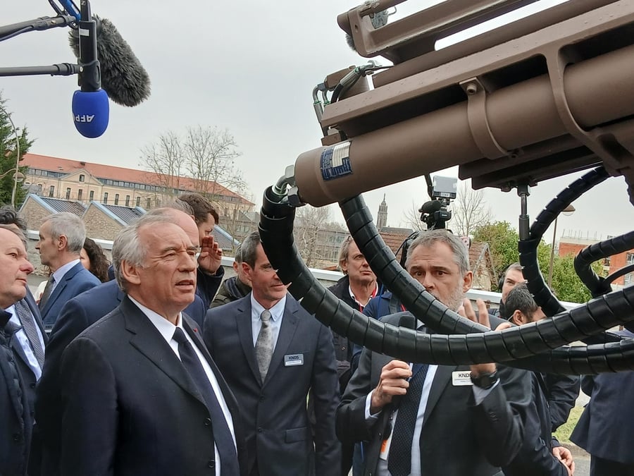 Devant le fleuron français de l’artillerie, le canon Caesar, François Bayrou a insisté sur le nouveau challenge pour l’industrie d’armement française : ajouter la quantité à la qualité et à l’innovation qui constituent son savoir-faire depuis 250 ans.