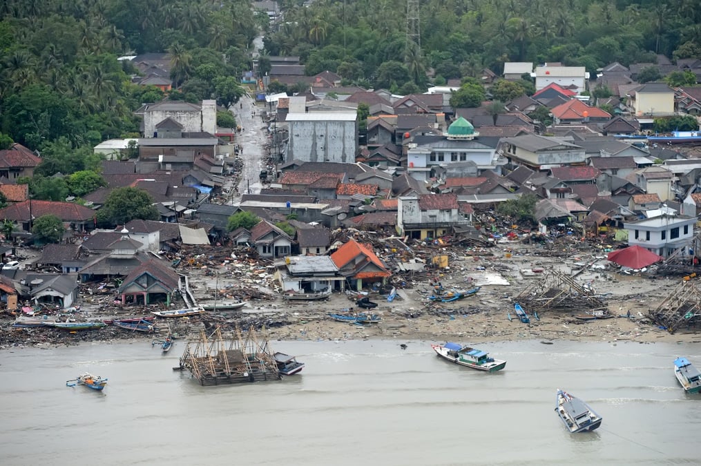 Le bilan du tsunami en indonesie s'alourdit a 373 morts