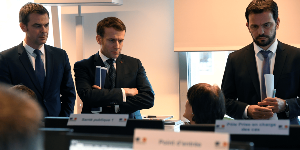 Olivier Véran, le ministre de la Santé, et Emmanuel Macron, au Centre opérationnel de régulation et de réponse aux urgences sanitaires et sociales.