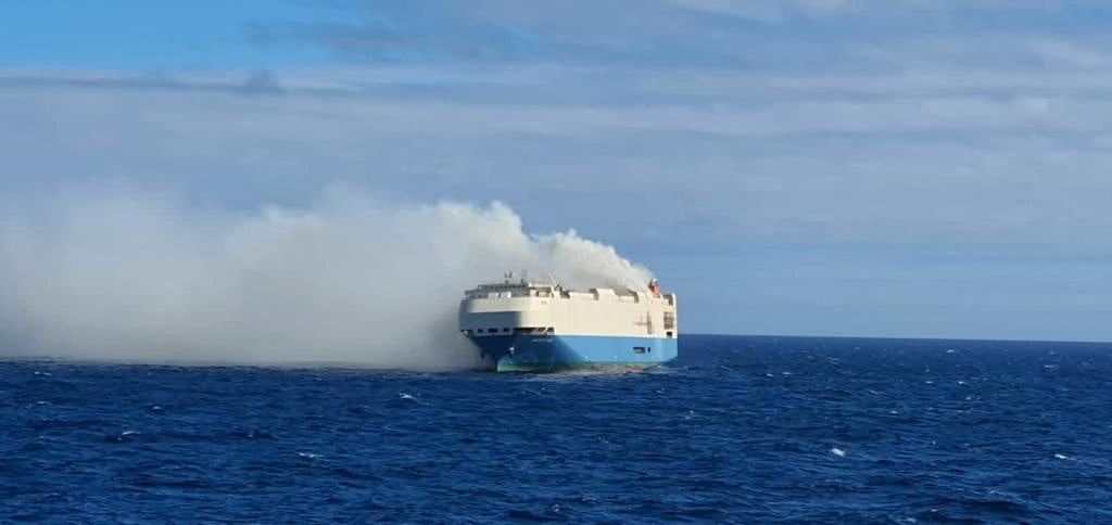 Un navire transportant plus d'un millier de voitures de luxe prend feu au large des acores