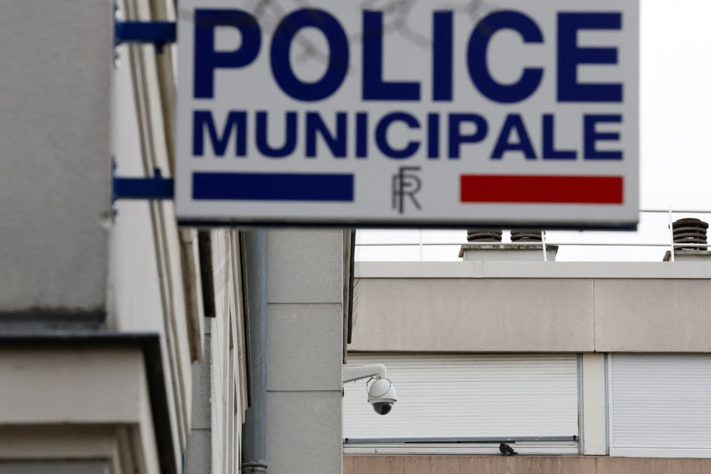 Une camera de surveillance pres d'immeubles residentiels